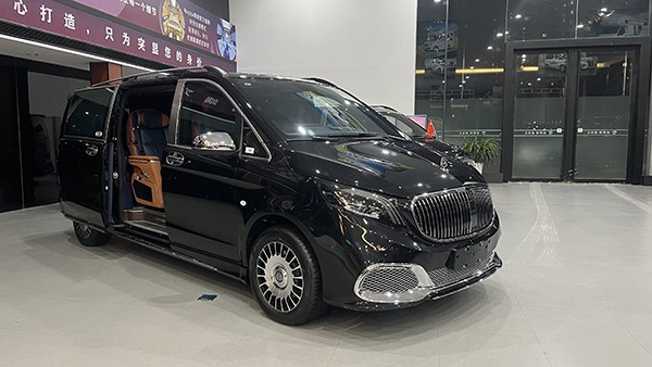 The front face of the new Mercedes-Benz VS680L flat-top commercial vehicle 1